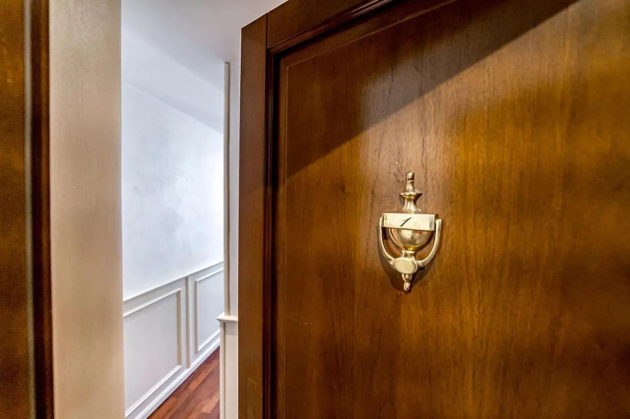 Bed & Breakfast Downtown Luxury B&B - Termini Train Station Rome Italy